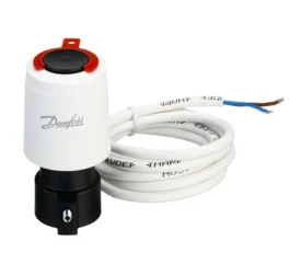 Danfoss TWA-A NC 088H3110, 24V beslemeli, Normalde Kapalı tip, RA vana uyumlu termal aktüatördür. Yerden ısıtma kollektörleri için sessiz, enerji verimli ve güvenilir kontrol sağlar.
