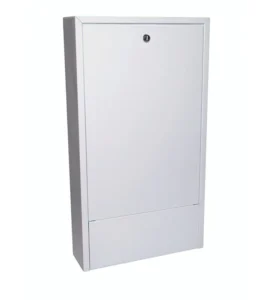Danfoss Sıva Üstü Kollektör Dolabı 088X0905, 45 cm genişliğinde, çinko kaplı çelik gövdeye sahip kompakt ve sağlam bir muhafaza kabinidir. Yerden ısıtma kollektörlerinizi dar alanlarda dahi toz ve darbelere karşı korur.