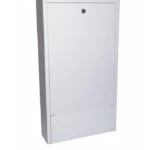 Danfoss Sıva Üstü Kollektör Dolabı 088X0908, 100 cm genişliğinde, çinko kaplı çelik gövdeye sahip sağlam ve estetik bir muhafaza kabinidir. Yerden ısıtma kollektörlerinizi toz ve darbelere karşı korur.